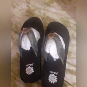 New Yellow box womens maverick green camouflage sandals size 11m